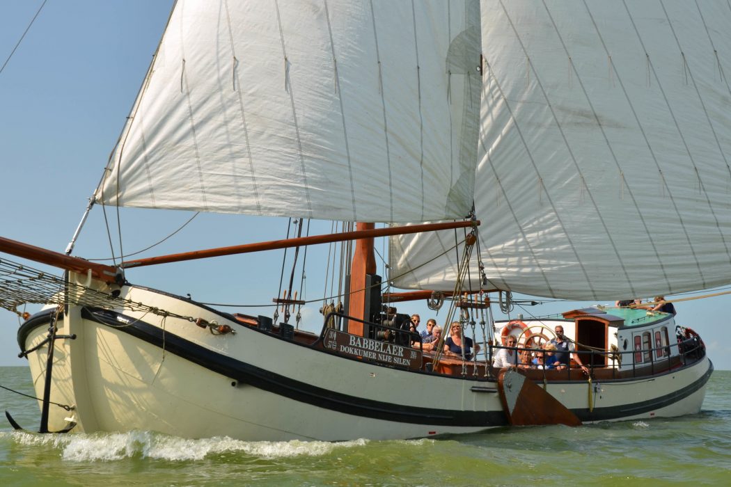 Charter met schipper voor groepen en opstappers in Nederland