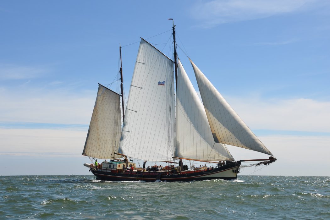 Charter met schipper voor groepen en opstappers in Nederland