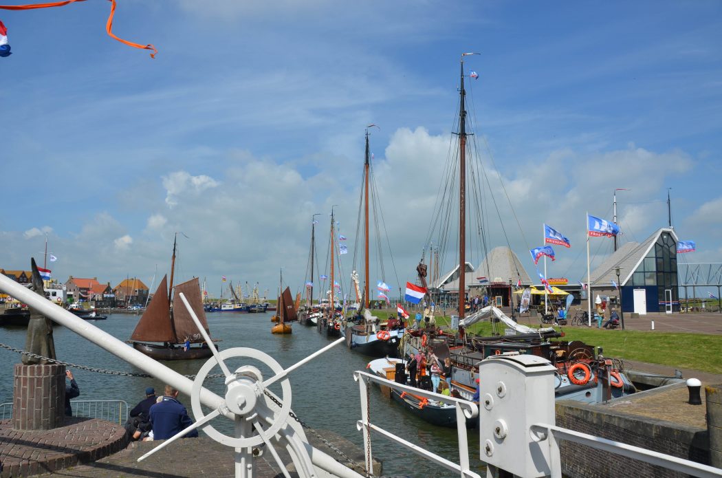 Charter met schipper voor groepen en opstappers in Nederland