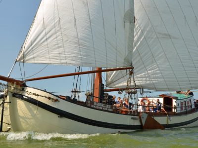 Charter met schipper voor groepen en opstappers in Nederland