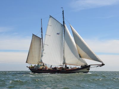 Charter met schipper voor groepen en opstappers in Nederland