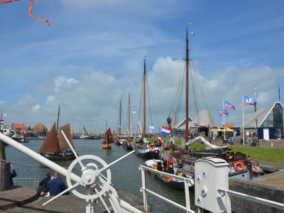Charter met schipper voor groepen en opstappers in Nederland